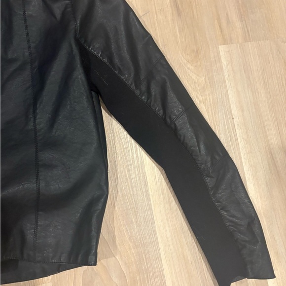 G by Guess Black Leather Jacket with Luxurious Gray Fur Collar - Picture 9 of 10